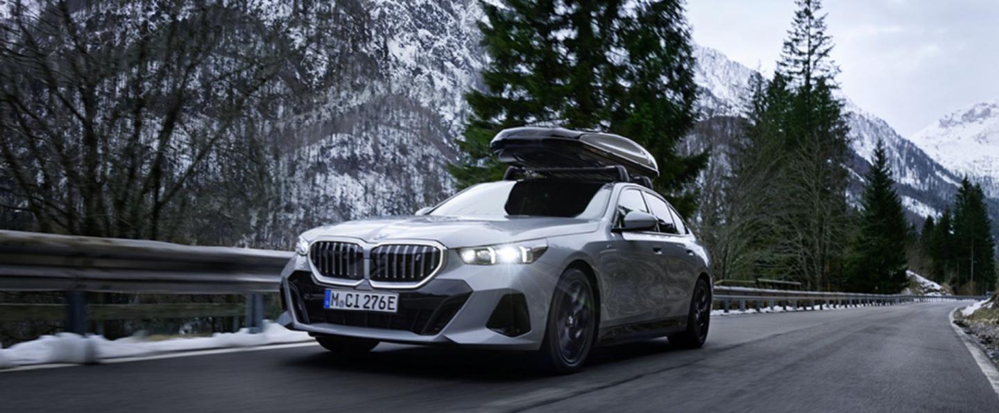 Avec BMW, restez en conformité sans rien céder à la performance.  Nos pneus hiver 3PMSF au marquage étoilé, développés sur mesure pour votre BMW, offrent adhérence, précision et sécurité sur toutes les routes froides. 